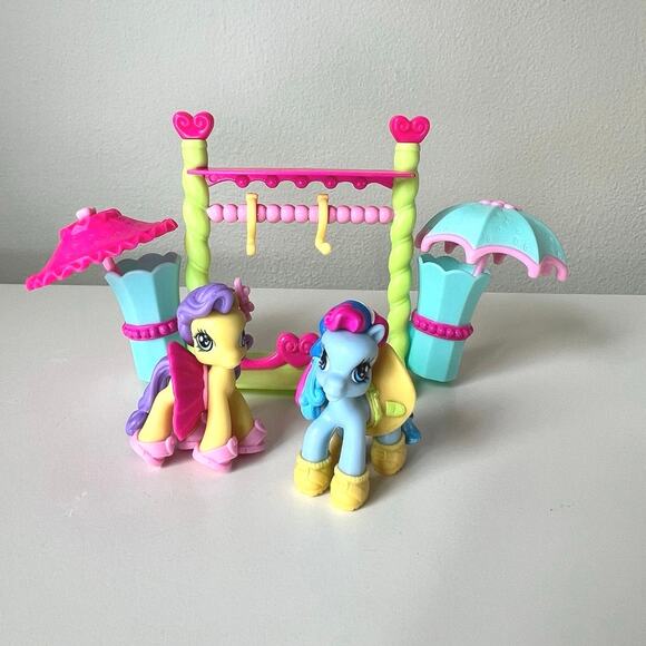 My Little Pony Ponyville Rain or Shine Shenanigans Play-set 2007 - Picture 1 of 5